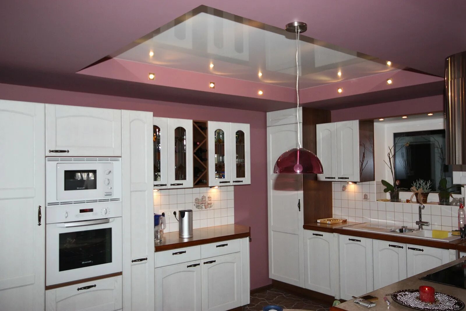 Натяжной потолок на кухне. Подвесной потолок на кухне. Кухня в потолок. Навесные потолки на кухню. Потолок кухня видео