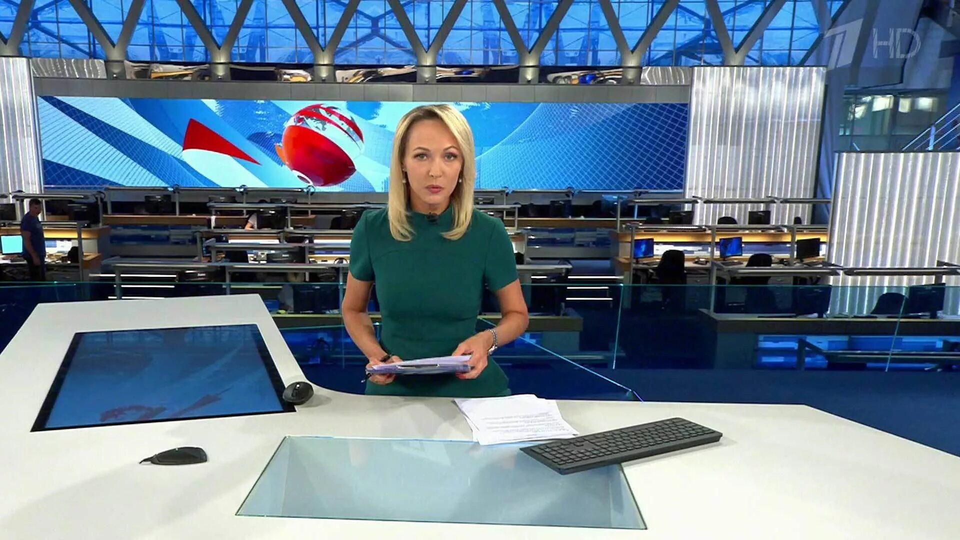 Техника первого канала. Студия 1 канала. Студия новостей первого канала. Фон новостей первого канала. Студия новости первый канал.