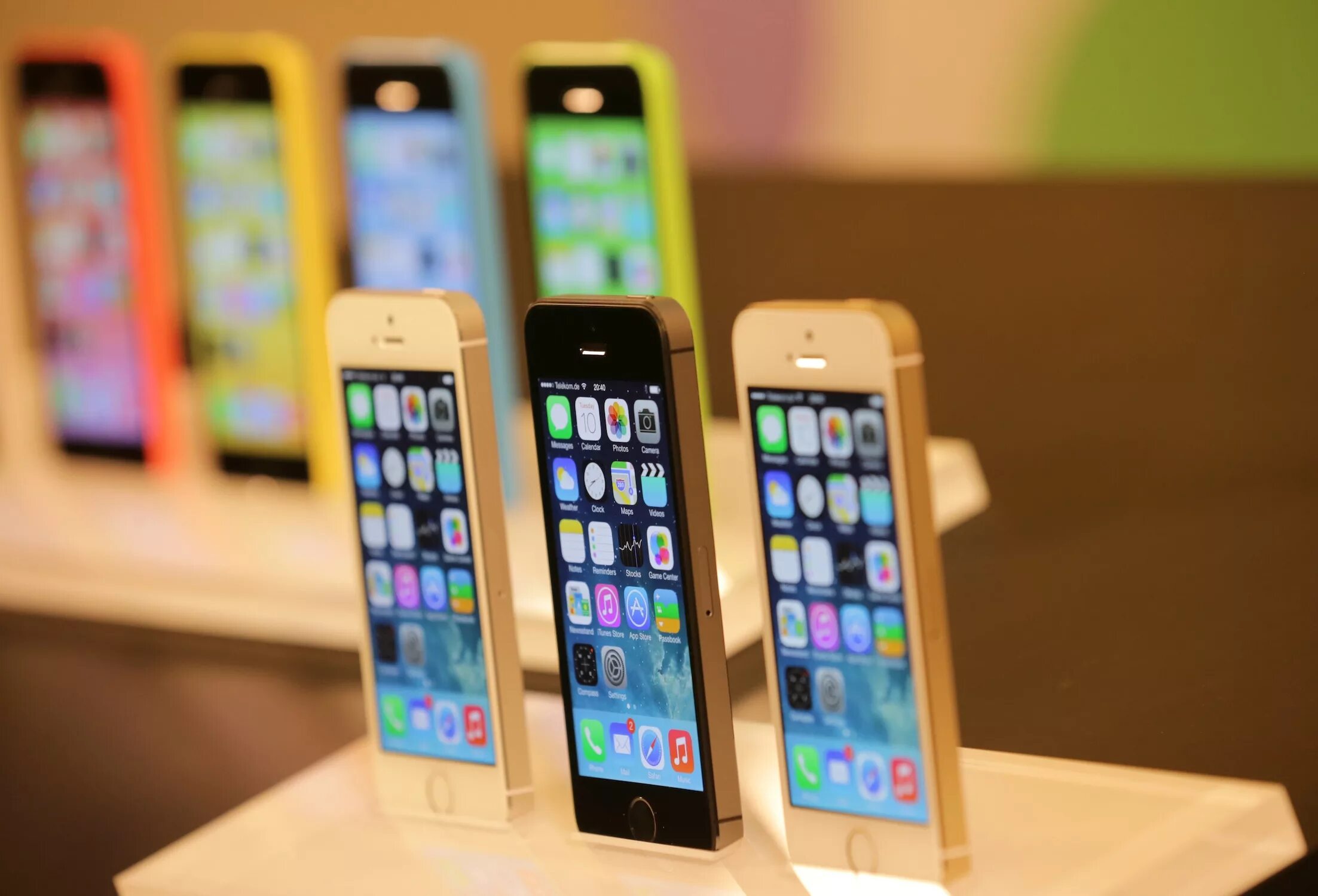 Где продаются 5. Apple iphone. Большие айфоны. Фото айфона. Айфон на прилавке.