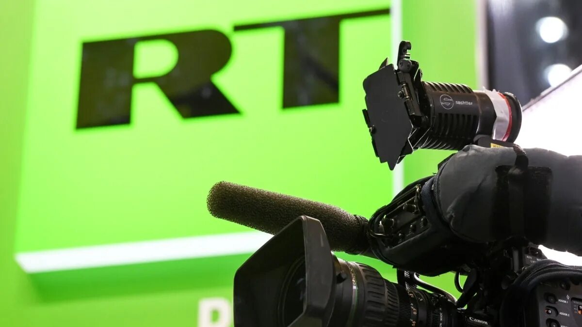 Микрофон телеканала. Телеканал rt. Видео канал rt. Новости сми rt. Офис телеканала rt.