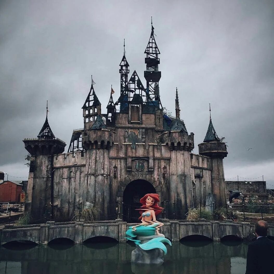 Бэнкси парк dismaland. Антидиснейленд бэнкси. Закрытие парка дисней. Закрыли диснейленд. Закрыли диснейленд.