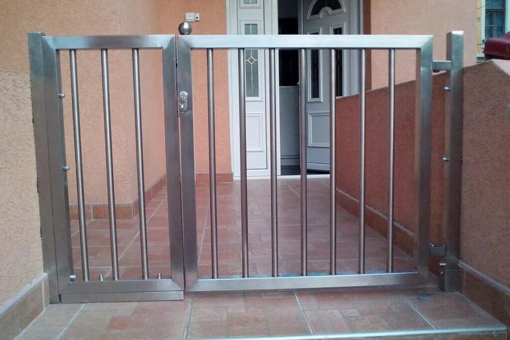 Ворота из нержавейки. Steel gate ворота. Stainless steel main gates. Юг ковка ворота. Калитка распашная.