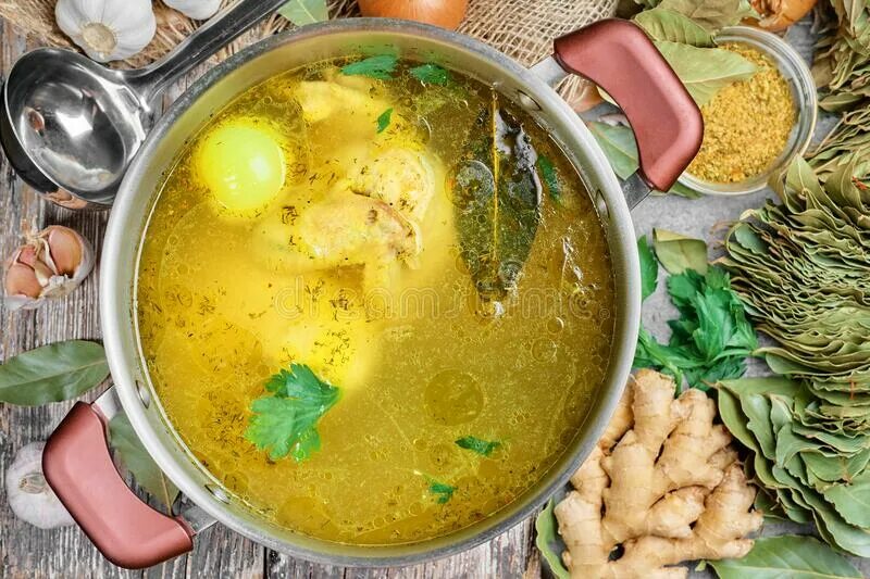 Курица вареная целая. Куриный бульон с крылышком. Бульон с курицей. Бульон из бройлера. Куриный бульон в кастрюле.