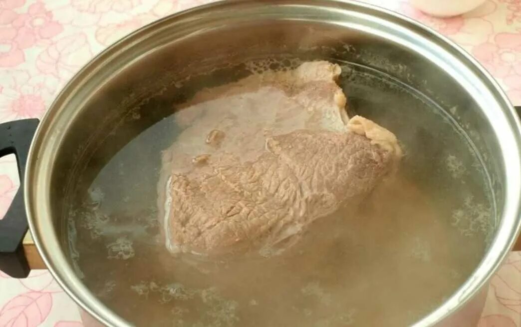 Как приготовить говядину в кастрюле. Варка мяса. мясо в кастрюле. мясо для варки. говядина в кастрюле.