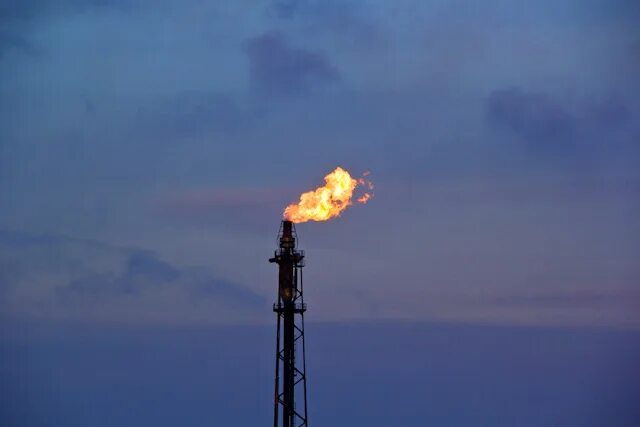 Горит факел в капотне. Нефтеперерабатывающий завод в капотне. Факел капотня 2005. Факел нпз. Факел нпз.
