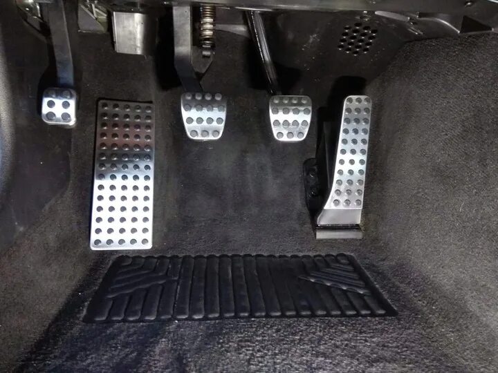 Педали w221 lorinser. Педаль газа для mercedes benz w124. Педаль газа мерседес 123. Накладки на педали металлические мерседес 210. W202 педали.