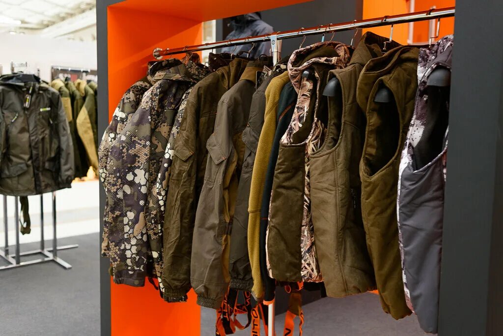 магазин одежды для охоты и рыбалки. магазин одежды для охоты и рыбалки. магазин охотник спортхит. интерьер магазина рыбалки. магазин охота и рыбалка.