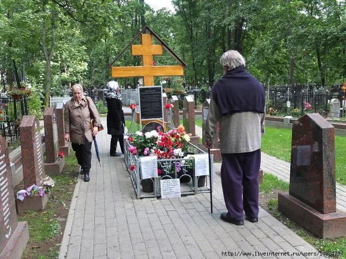 Могила зинаиды райх на ваганьковском кладбище. Святой на ваганьковском кладбище. Ваганьковское кладбище святой. Могила олега даля на ваганьковском кладбище. Армянское кладбище ваганьково.