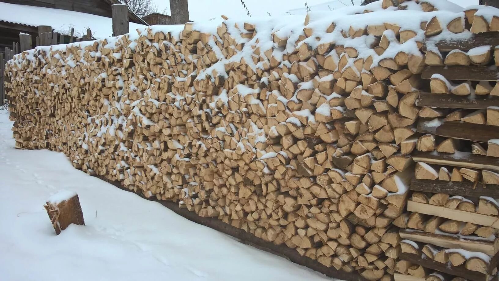 Заготовка дров. Технология укладки дров. Заготовка дров на зиму. Поленница россыпью. Поленница из бревен.