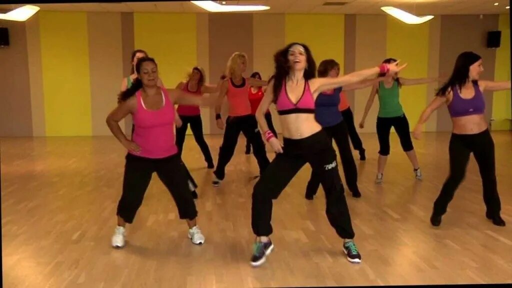 Popsugar fitness. Фитнес дома. Групповой фитнес. Что такое пилатес в фитнесе. Зумба -фитнес занятия.