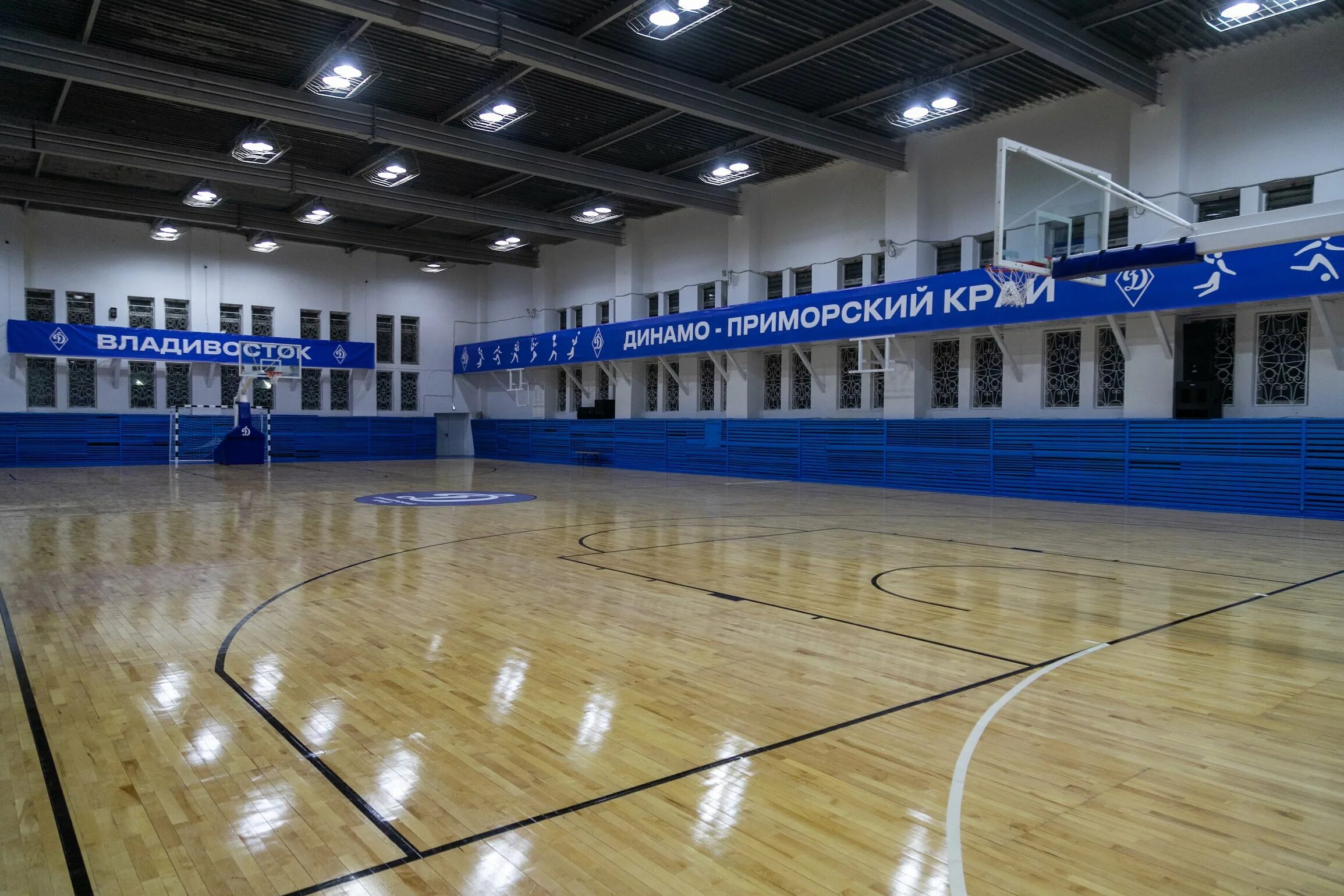 Спортивные залы динамо. Спортзал Динамо Йошкар-Ола. Зал Динамо Волгоград. Зал Динамо Владивосток. Динамо (спорткомплекс, Екатеринбург).