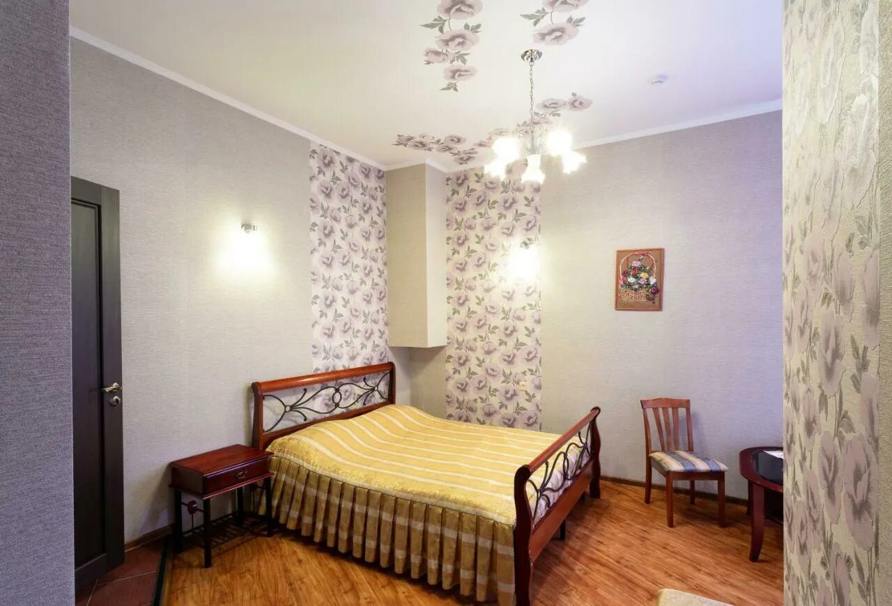 Номер в александровке. Александровский двор новокузнецк. Александровский двор новокузнецк сауна. Отель 4 звезды нижний новгород. Гостиница александровский сад в нижнем новгороде.