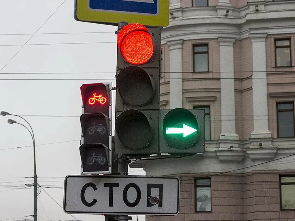 Проезд на запрещающий сигнал светофора 2024. Велосипедный светофор. Светофор для велосипедов. Круглый светофор. Красный светофор.
