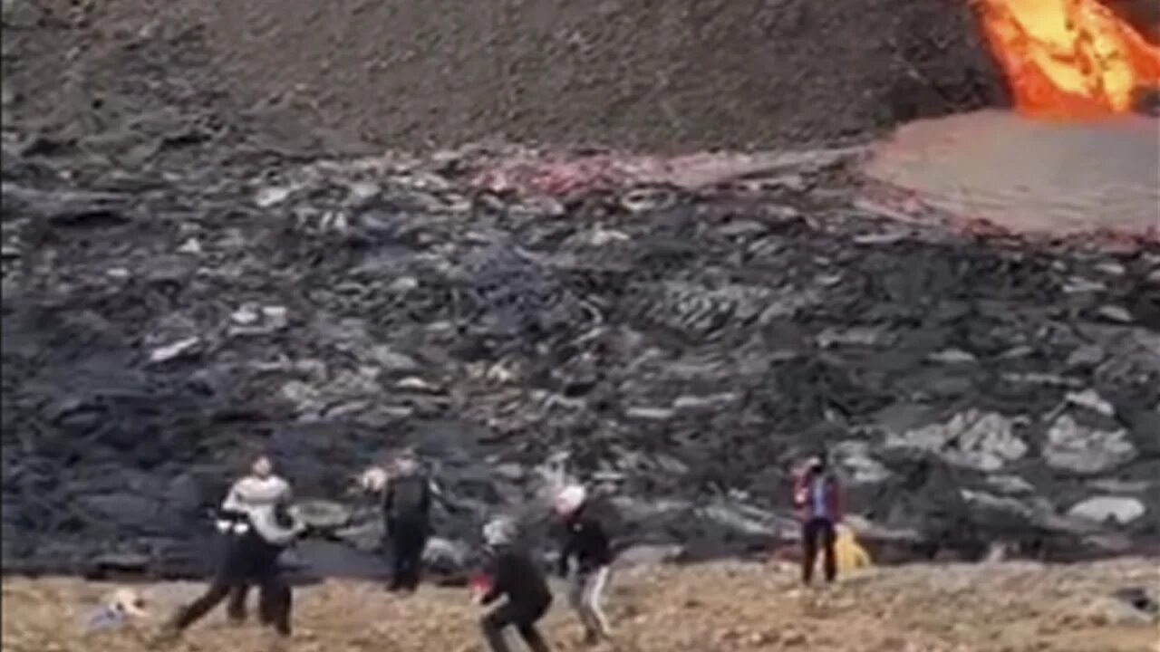 У подножия вулкана малькольм. Подножье вулкана. извержение вулкана фаградальсфьядль.