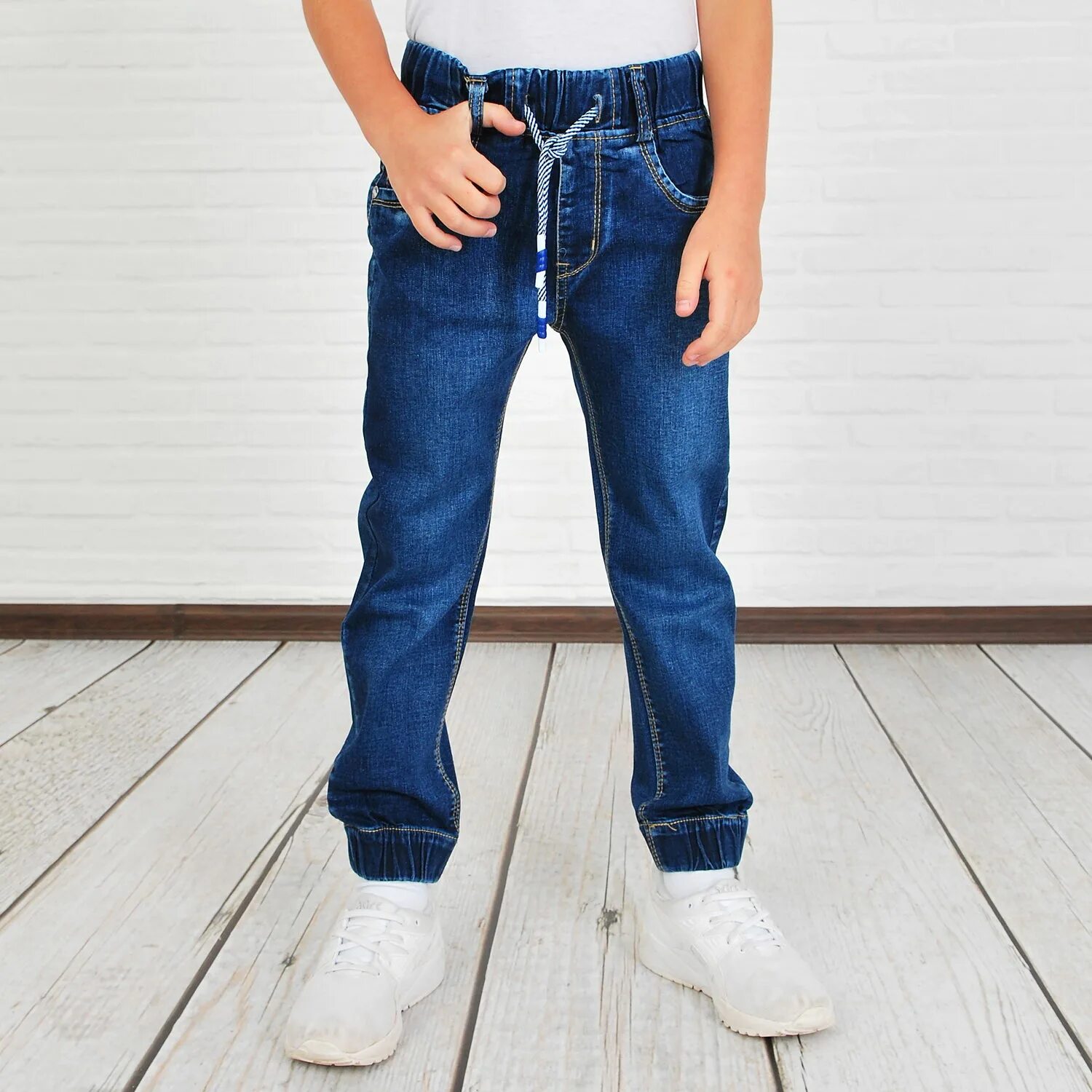 Брюки джинсы мальчиков. Button Blue джинсы джоггеры детские. Джинсовые джоггеры guess. Модные джинсы для мальчиков. Широкие джинсы для мальчиков.