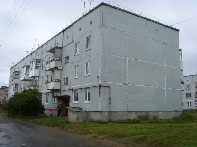 Двухэтажный дом с терассей. Большой дом 5 8. Деревянный дом с синей крышей. Красивые фасады домов. Элитным жильём, двух- и трёхэтажными коттеджами.