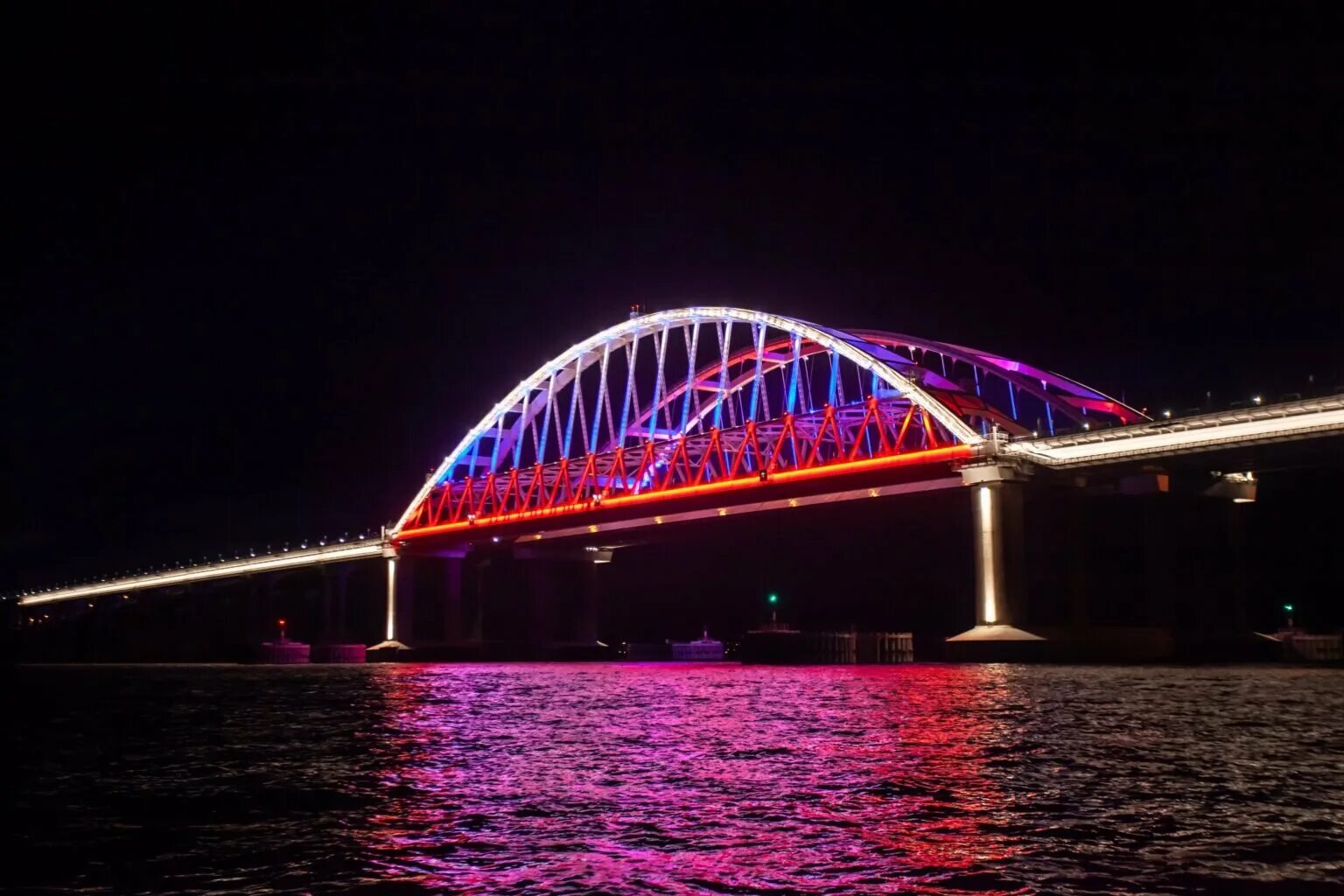 Что символизирует мост. Крымский мост через керченский пролив. крымский мост вид сбоку. мост керченский пролив. крымский мост ночью керченский.