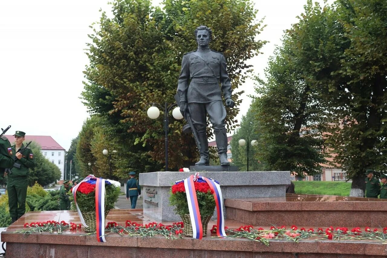 Гусев б г. Город-герой Гусев. Памятник Сергею Гусеву в Гусеве.