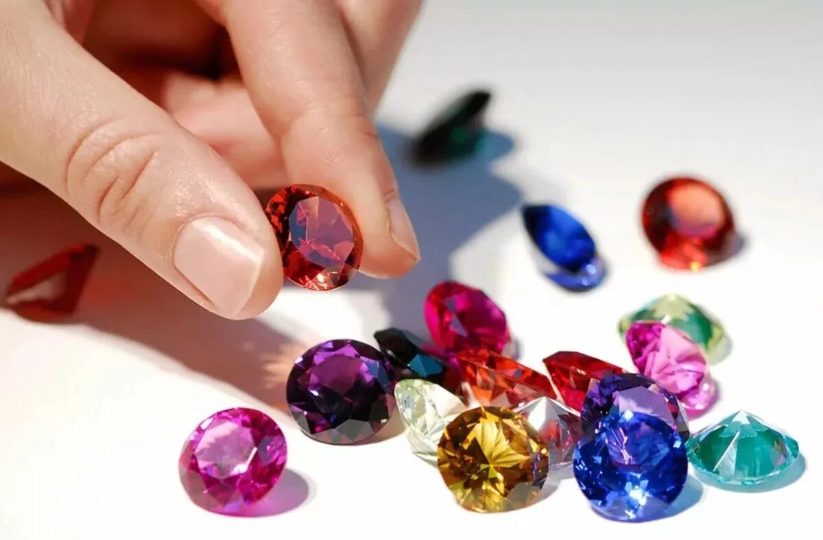 Цветные самоцветы. Разноцветные драгоценные камни. Россыпь драгоценных камней. Цветные камни ювелирные. Искусственные драгоценные камни.