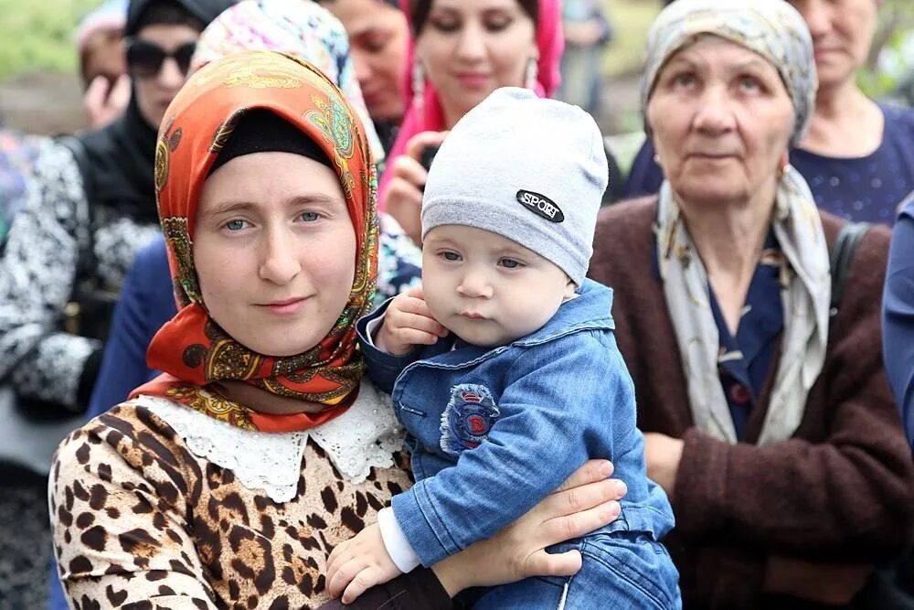 Глава ингушетии 2021. Ингуши 20 век. Большая чеченская семья. Фуртоуг село история. Чеченские большие семьи.