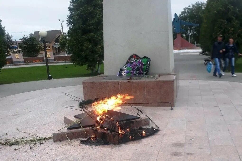 Вандалы на вечном огне. Осквернение вечного огня. Осквернили вечный огонь. Осквернили вечный огонь. Вечный огонь сахалин.