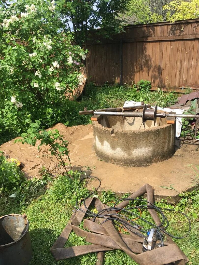 Чистка колодцев в дмитровском районе. Колодец дмитровском. Колодец дмитровском. Домик для колодца. Колодец дмитровском.