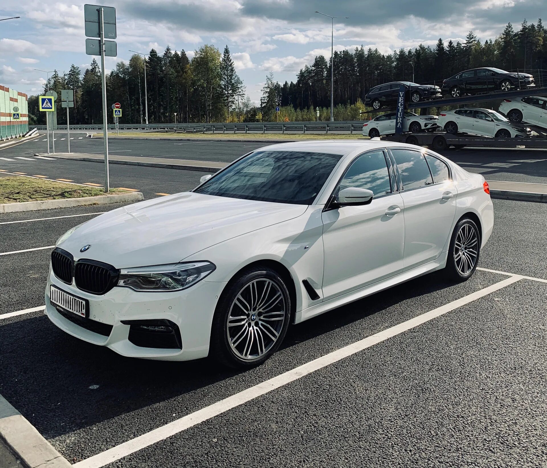Bmw g30 m sport shadow line. Bmw g30 серый гранит. Bmw g30 серый гранит. Бмв g20 тонированная. Bmw 5 g30.