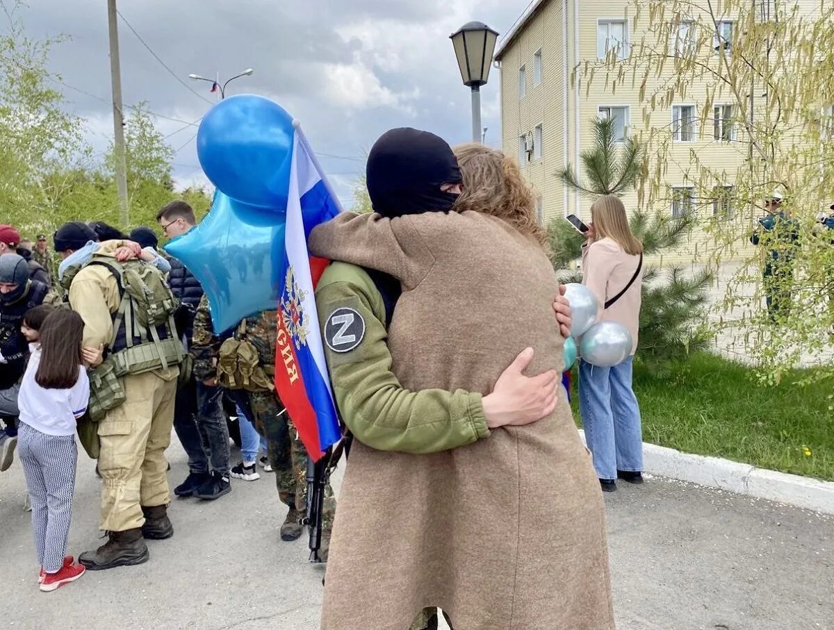 Группа помощи военным. Встреча военных с Украины. Встреча российских военных на Украине. Возвращение солдата домой. Солдат вернулся домой.