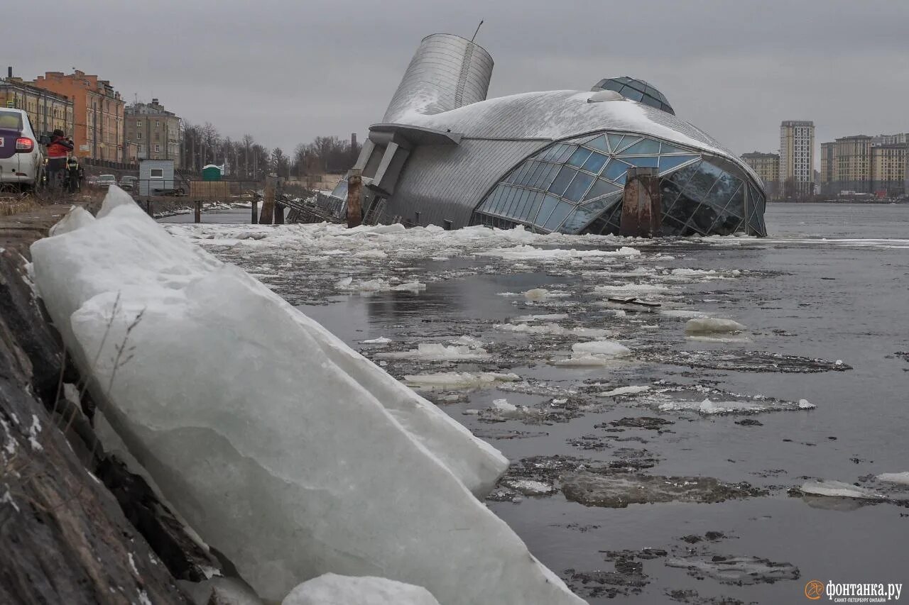 Утонул в неве. Ресторан серебряный кит Санкт-Петербург. Плавучий ресторан серебряный кит в СПБ. Кит на Неве Обуховской обороне. Серебряный кит на Обуховской обороне.