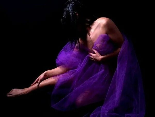 Чувственное тело. Женщина в черно фиолетовом платье. Девушка в сиреневом платье со спины. Сиреневый танец девушки. Девушка в лиловом платье со спины.