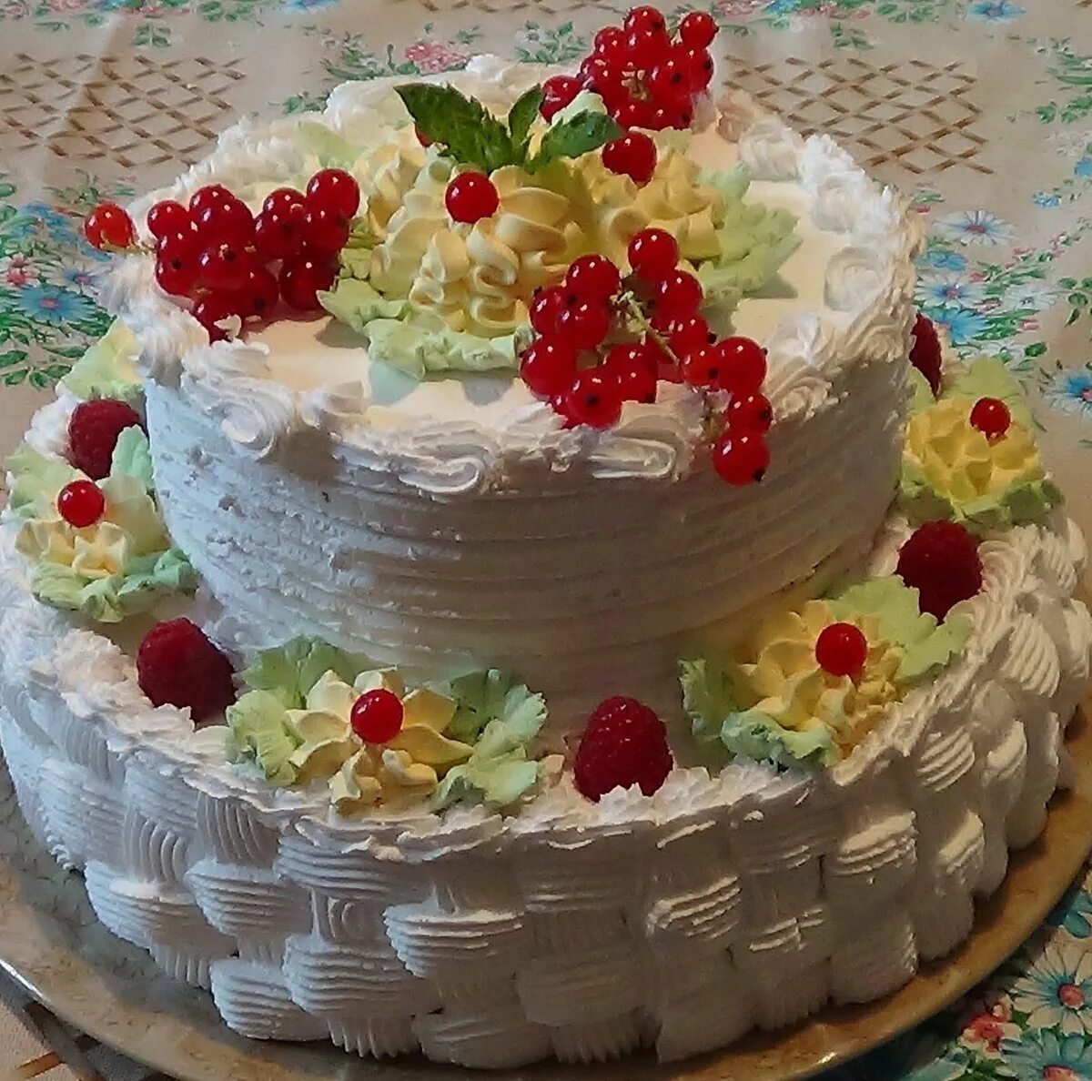 День рождения женщине в домашних условиях. Тортики. Двухъярусный торт. Украсить двухъярусный торт. Торт двухъярусный на день рождения.