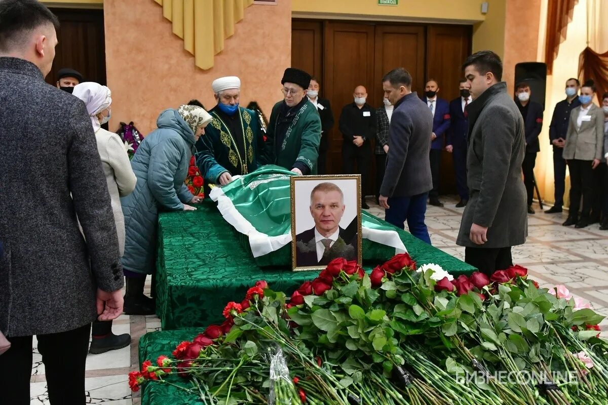 Край похоронить. Челнах простились с главой центрального района фоторепортаж. Искандар Галимов. Простились с Галимовым Искандером.