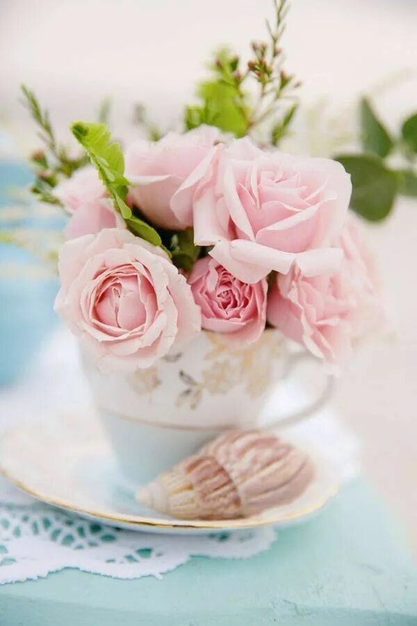 Доброе утро нежные картинки. Красивые цветы в чашке. Нежный букет в чашке. Розы в чашке. Нежные цветы в чашке.