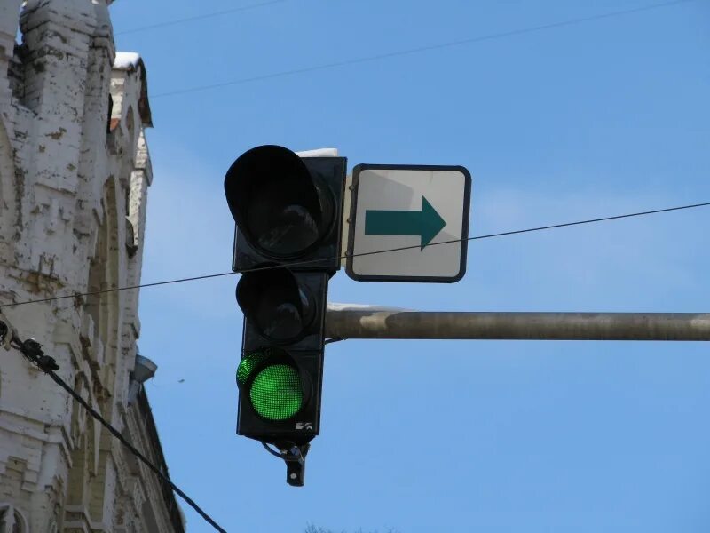 стрелка над светофором. светофор со стрелкой. зеленый светофор. светофор с доп секцией. светофор со стрелкой.