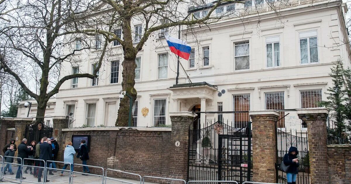 Территория посольства рф. Посольство РФ В Лондоне. Посольство России в Гамбурге. Здание посольства России в Лондоне. Посольство РФ В Великобритании.