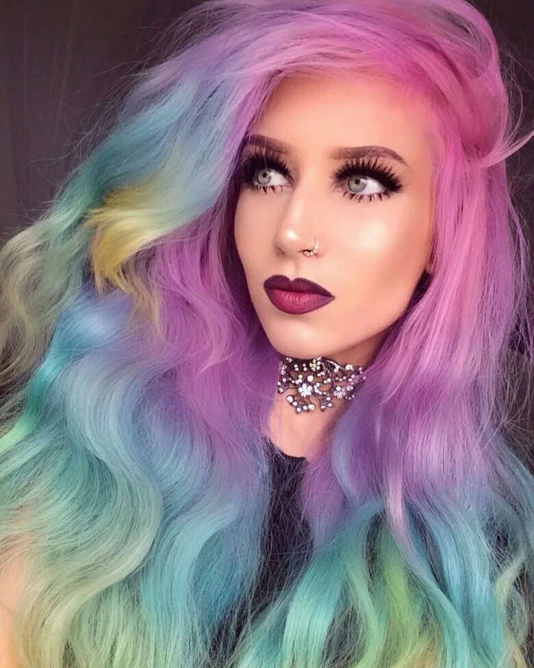 Розовые волосы. Розовые волосы. Разноцветные волосы у девушек. Рыжие волосы яркие. Девушка с красивым макияжем.