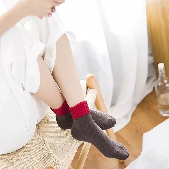 Ноги в носках. Ножки девушек в носочках. Девушки в носках. Женские ноги в носочках. Ножки в носочках.