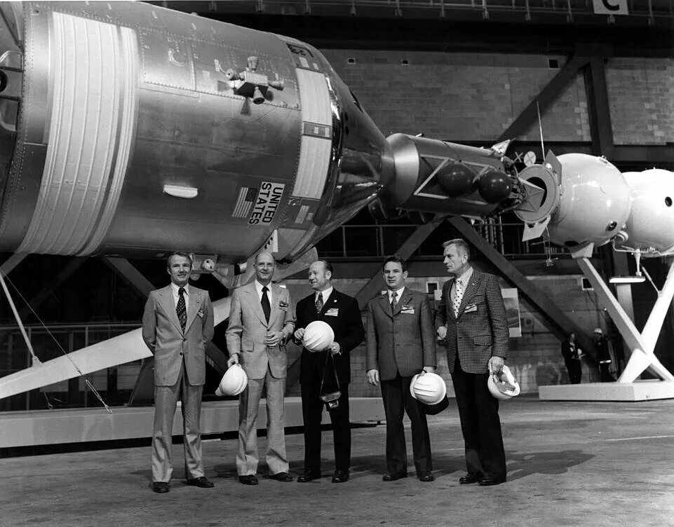 Первые космические полеты в ссср. Экипаж Союз-Аполлон 1975. Советско американский полет Союз Аполлон. Союз Аполлон космический корабль. Экспериментальный полет Союз Аполлон 1975.