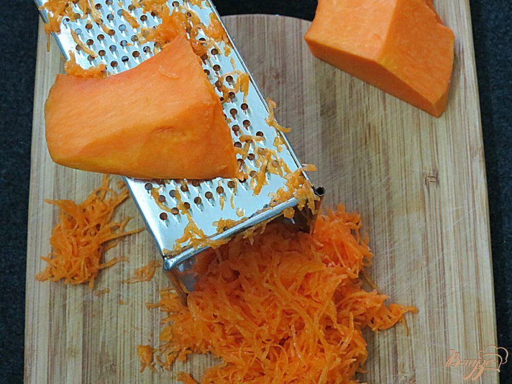 Натереть тыкву на терке. Морковь тертая. Салат с тыквой по корейски. Тыкву натереть. Тыква на терке.