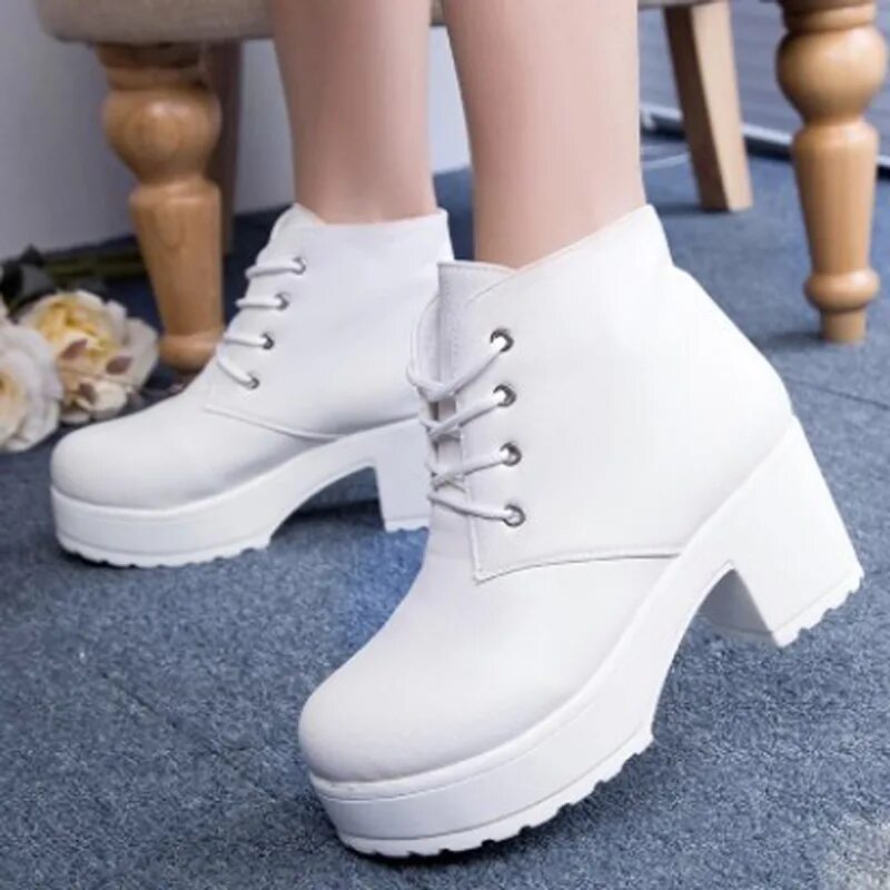 Ботинки серебристые женские. Серебристые ботинки. Белые ботинки женские. Yru на платформе кроссовки. Белые зимние ботинки на платформе.