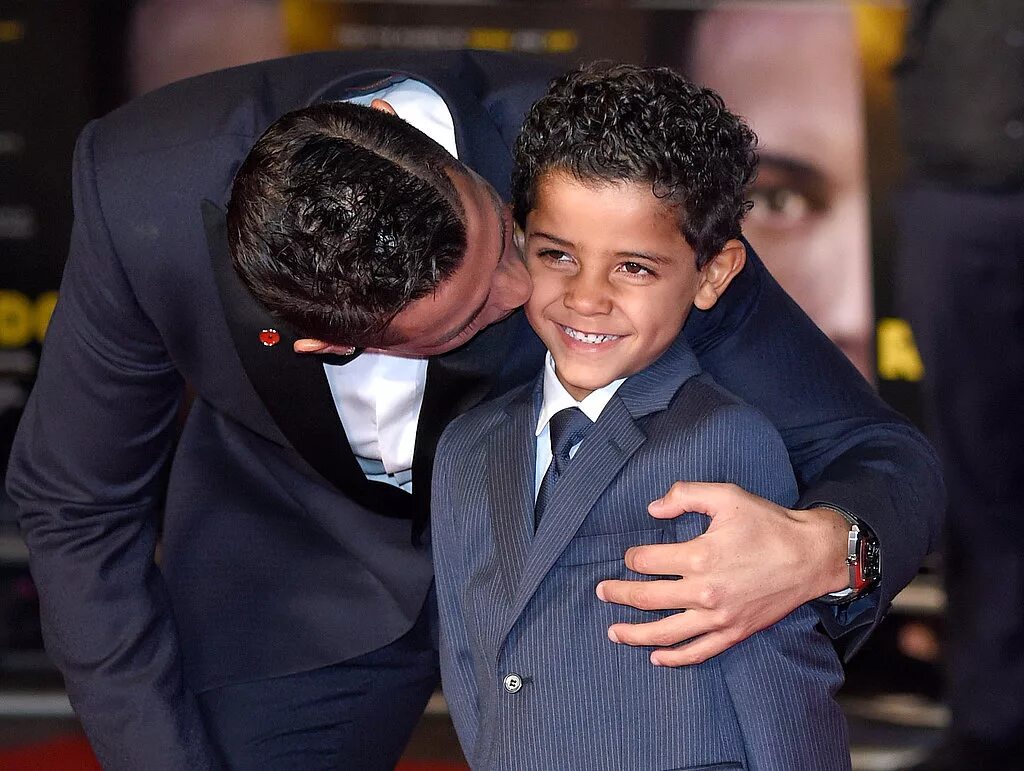 Роналдо мальчик. Криштиану Роналду младший. Сын Криштиану Роналду. Cristiano Ronaldo с сыном. Старший сын Роналду.