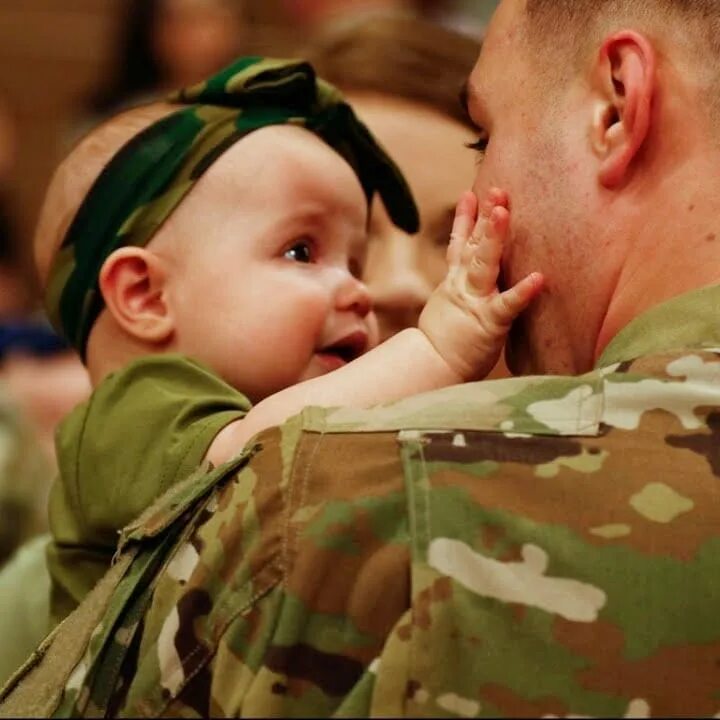 Мобилизация отцов детей. Компенсации семьям военнослужащих. Малыш Солдан. Soldiers stop Fighting hug.