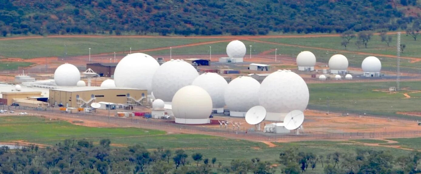 Пайн гэп австралия база. Военная база пайн гэп. Скала the gap. Утес gap австралия. Joint defense facility pine gap.