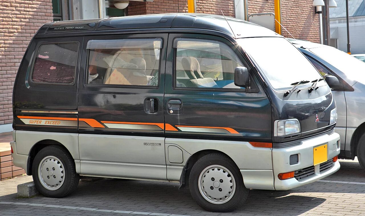 Японский мицубиси. Mitsubishi Bravo 4wd. Mitsubishi Bravo 1994. Митсубиси Браво минивэн. Mitsubishi Minicab Bravo 1999.