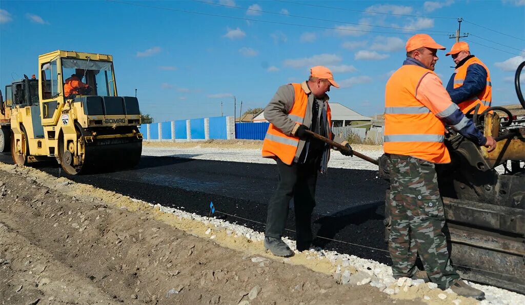 Дорожное строительство автомобильных дорог. Строитель дорог. Дорожно строительные работы. Дорожный Строитель. Стройка дороги.