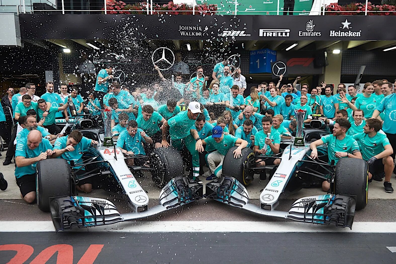 Mercedes формула 1 команда. Petronas team. Mercedes amg petronas f1 team 2020. Petronas team. Футболка мерседес петронас.