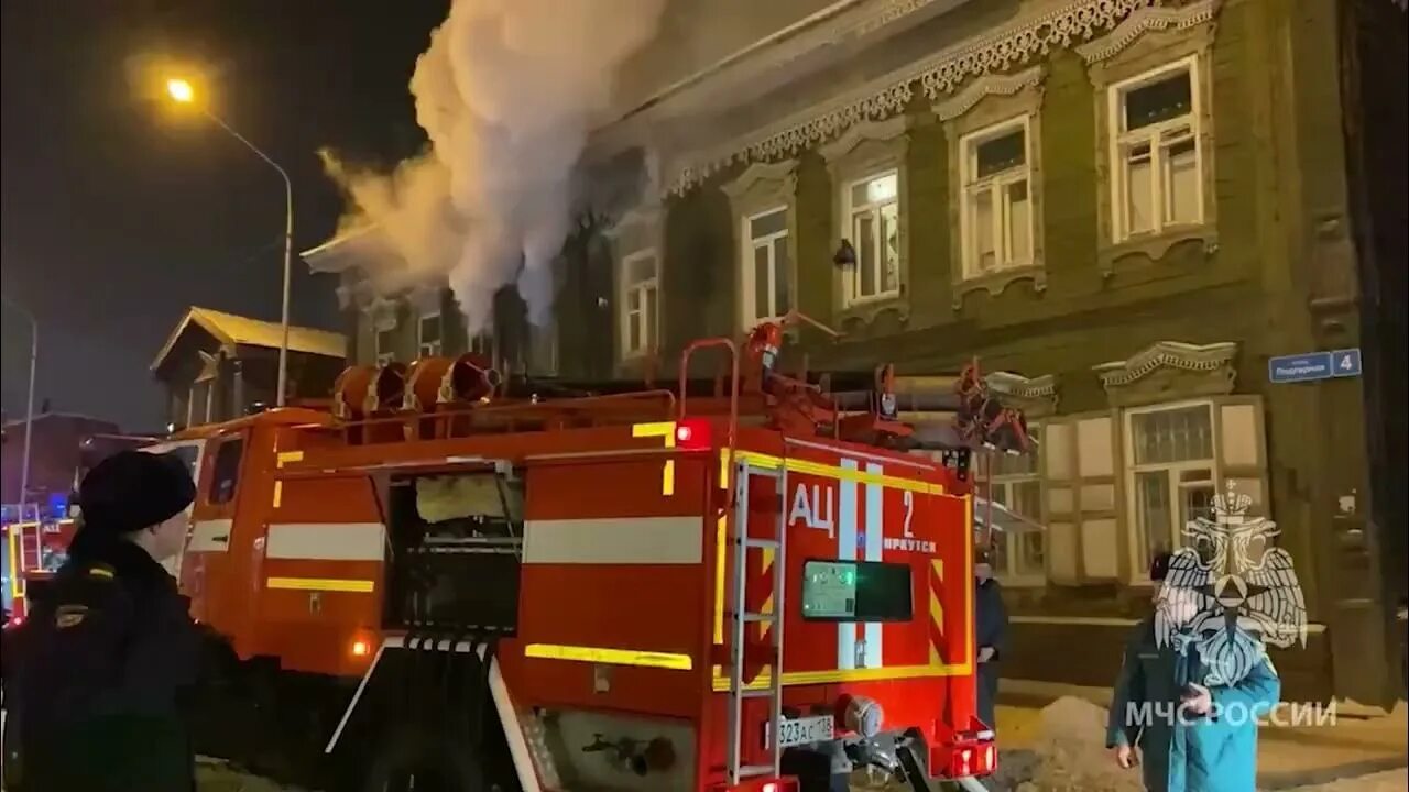 Пожар в многоквартирном доме. Сгоревший дом. Пожар двухэтажного дома. Пожар в Молодежном Иркутск.