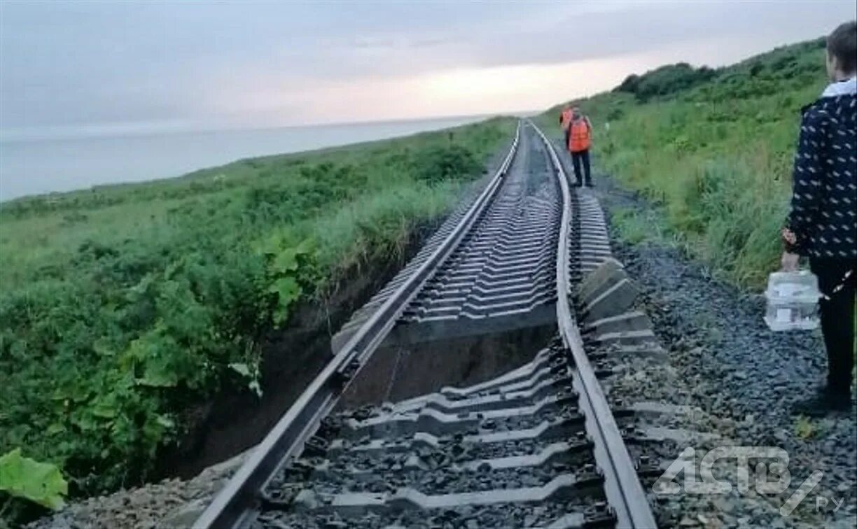 Движение поездов восстановлено. Железная дорога Холмск Южно-Сахалинск. Поезд Южно-Сахалинск Ноглики. ЖД дорога Южно Сахалинск Холмск. Поезд Южно-Сахалинск Томари.