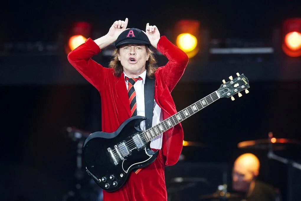 Гитарист AC DC Ангус. Соло гитарист AC DC. Ангус МАККИННОН. Angus young AC/DC.