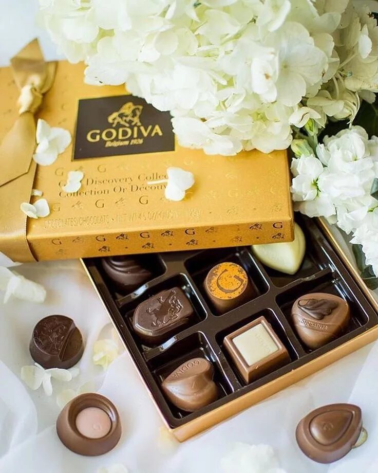 Discover gold. Godiva. Godiva Box. Годива коробка конфет. Мороженое Godiva.